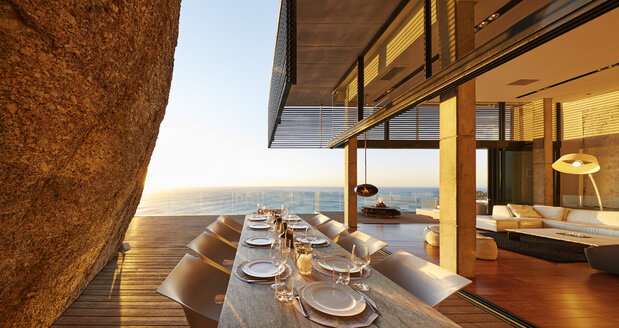 Moderner Luxus-Terrassentisch mit Blick auf den Sonnenuntergang am Meer - HOXF00482