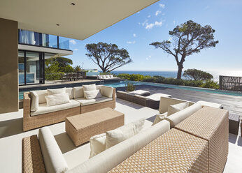 Modern luxury home showcase patio with sunny ocean view - HOXF00484