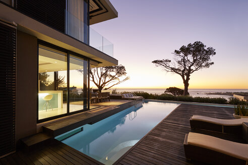 Modernes Luxushaus mit Terrasse und Swimmingpool mit Blick auf den Sonnenuntergang - HOXF00485
