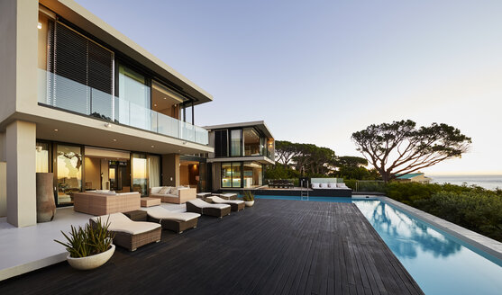Modern luxury home showcase deck and swimming pool - HOXF00489