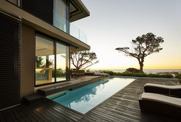Modernes Luxushaus mit Terrasse und Swimmingpool mit Blick auf den Sonnenuntergang - HOXF00490