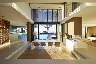 Modernes luxuriöses Wohnhaus mit Innenraum und Innenhof mit Schwimmbad - HOXF00492