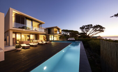 Modernes Luxushaus mit Terrasse und Swimmingpool bei Sonnenuntergang - HOXF00493