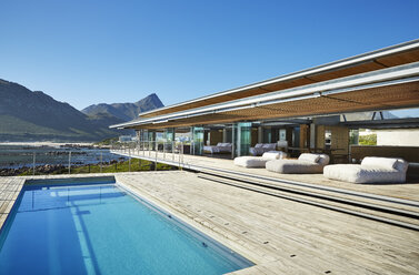 Schwimmbad eines modernen Luxushotels unter sonnigem blauem Himmel - HOXF00495