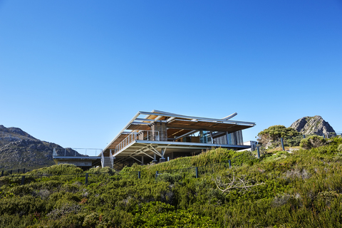 Modernes luxuriöses Wohnhaus unter sonnigem blauem Himmel, lizenzfreies Stockfoto