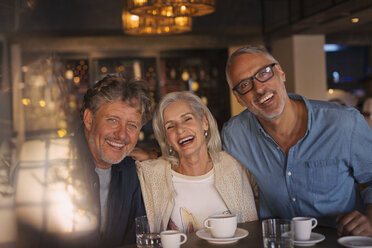 Portrait lachende Freunde beim Kaffeetrinken im Restaurant - HOXF00516