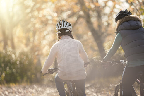 Mutter und Tochter beim Radfahren im Wald - HOXF00575