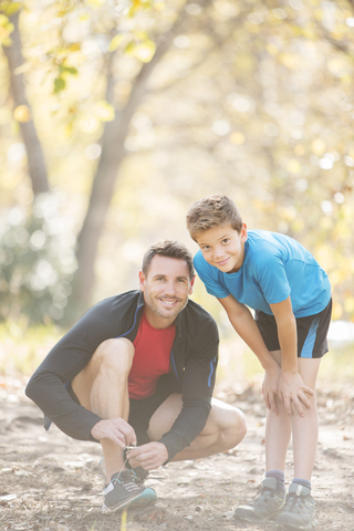 Porträt Vater und Sohn bereiten sich auf eine Wanderung im Wald vor, lizenzfreies Stockfoto