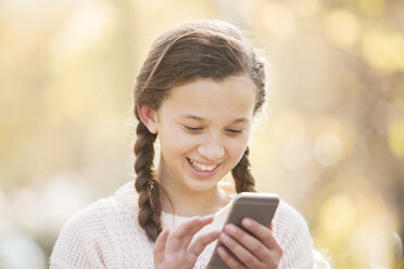 Close up lächelnd Mädchen texting mit Handy im Freien - HOXF00611