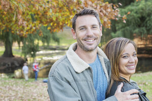 Porträt lächelndes Paar im Herbst Park - HOXF00628