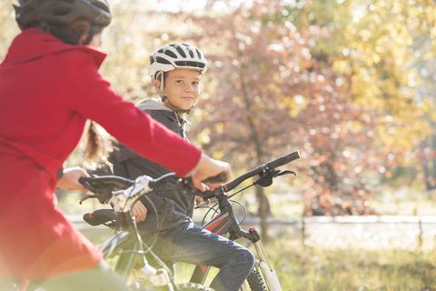 Porträt Junge Fahrradfahren im Herbst Park, lizenzfreies Stockfoto