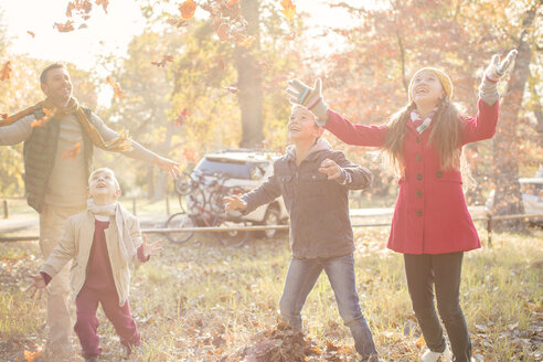 Familie spielt im Herbst im Park - HOXF00662