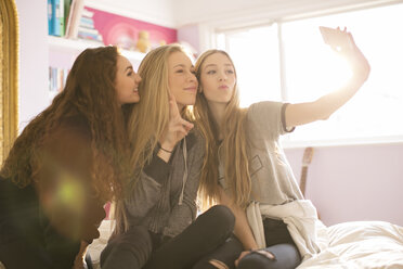 Teenager-Mädchen posieren für Selfie mit Kamera-Handy - HOXF00666