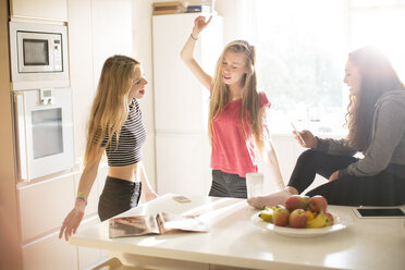 Teenager-Mädchen tanzen in der sonnigen Küche - HOXF00693