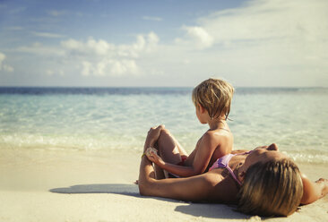 Mutter und Sohn liegen und entspannen am tropischen Strand - HOXF00802