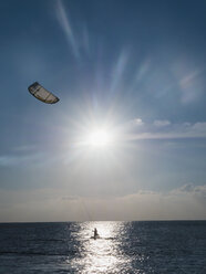 Parasailing auf dem Meer unter sonnigem blauem Himmel - HOXF00805