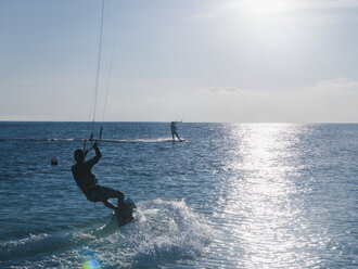 Parasailing auf dem Meer unter sonnigem blauem Himmel - HOXF00809