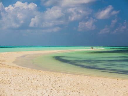 Menschen in der Ferne, die am tropischen Strand spazieren gehen, Malediven - HOXF00813
