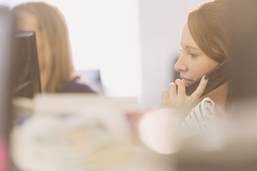 Geschäftsfrau im Gespräch am Telefon - HOXF00871