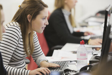 Geschäftsfrau arbeitet am Computer im Büro - HOXF00897