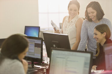 Geschäftsfrauen treffen sich am Computer im Büro - HOXF00900
