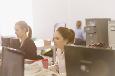Konzentrierte Geschäftsfrauen bei der Arbeit am Computer im Büro - HOXF00929