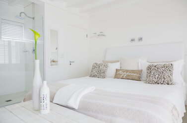 Weißes Schlafzimmer mit eigener Dusche in einem luxuriösen Hotelzimmer - HOXF00959