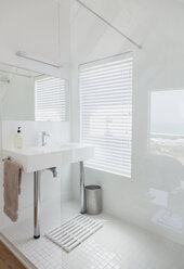 Modernes weißes Bad - Schaufenster Inneneinrichtung - HOXF00972