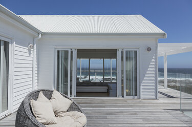 Weißes Strandhaus mit sonnigem Meerblick - HOXF00975