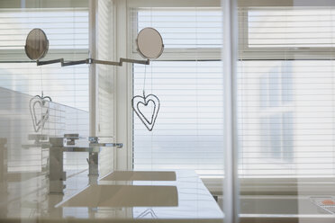 Herzform Dekoration hängen von Spiegel in modernen weißen Hause Vitrine Bad - HOXF00982