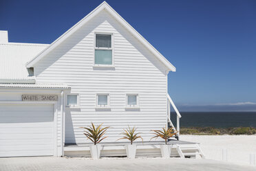 Weißes Strandhaus mit sonnigem Meerblick - HOXF00983