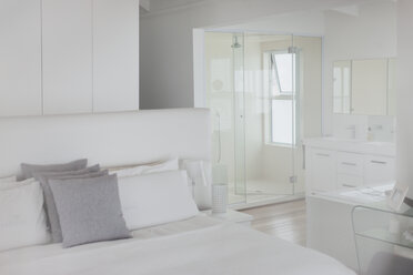 Weißes Schlafzimmer und Bad in einem Musterhaus - HOXF00988