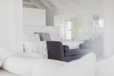 Weißes Schlafzimmer mit eigenem Bad im Home Showcase Interieur - HOXF00990