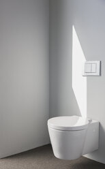 Sonnenlicht an der Wand über der modernen Toilette im Badezimmer - HOXF00995
