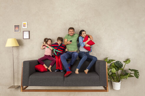 Familie mit zwei Kindern, die gemeinsam fernsehen - BAEF01547