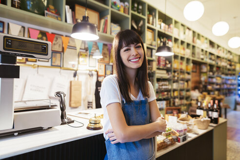 Porträt einer lächelnden Frau in einem Geschäft - EBSF02210