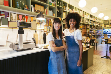 Porträt von zwei lächelnden Frauen in einem Geschäft - EBSF02213