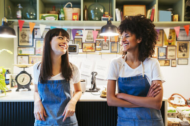Porträt von zwei lächelnden Frauen in einem Geschäft - EBSF02215