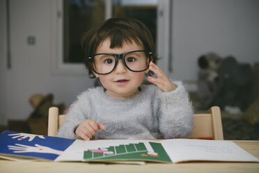 Porträt eines entspannten kleinen Mädchens mit übergroßer Brille - GEMF01897