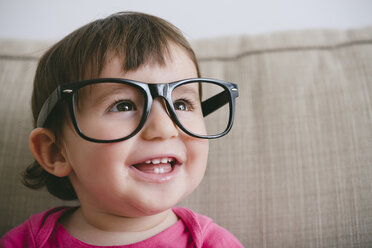 Porträt eines lachenden kleinen Mädchens mit übergroßer Brille - GEMF01900