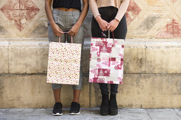 Zwei Frauen mit Einkaufstaschen, Teilansicht - JSMF00035