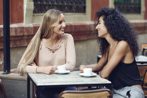Zwei Freunde trinken Kaffee in einem Straßencafé - JSMF00048
