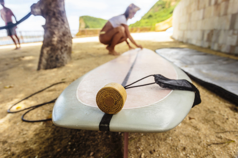 Indonesien, Lombok, Surfbrett und Sonnencreme, lizenzfreies Stockfoto