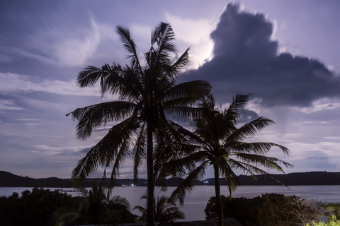 indonesien, Lombok, Indischer Ozean, Küstenlinie am Abend, lizenzfreies Stockfoto