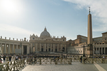 Italien, Latium, Rom, Petersplatz mit Obelisk und Petersdom - TAMF00940