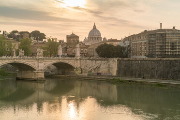 Italien, Latium, Rom, Blick auf die Ponte Vittorio Emanuel II mit der Vatikanstadt im Hintergrund - TAMF00945