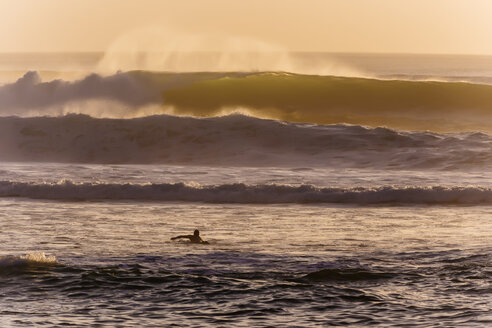 Indonesien, Bali, Indischer Ozean, Surfer - KNTF01051