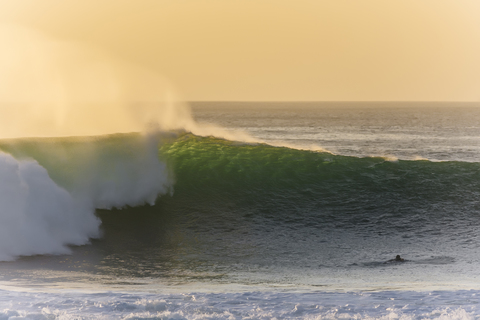 Indonesien, Bali, Surfer und große Welle, lizenzfreies Stockfoto