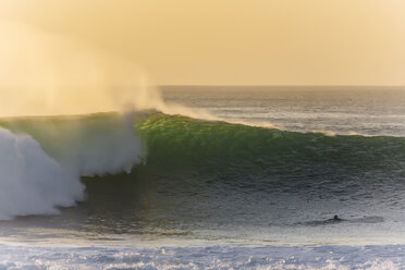 Indonesien, Bali, Surfer und große Welle - KNTF01052