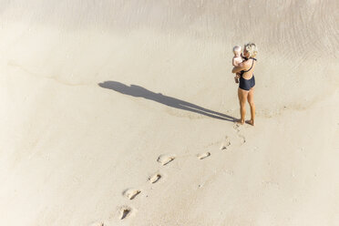 Indonesia, Bali, mother and daughter at beach - KNTF01053